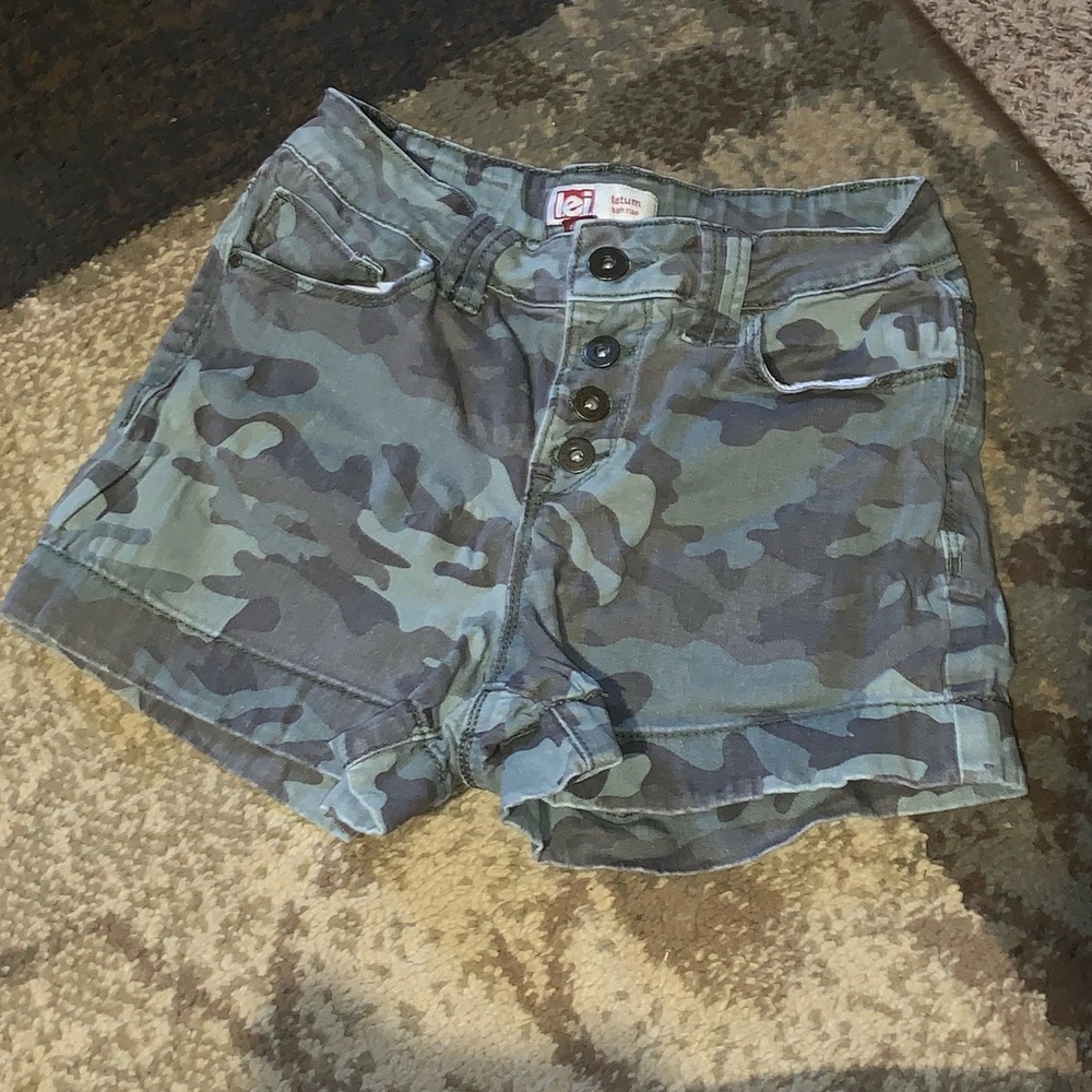 L.e.i Tatum High rise camouflage shorts